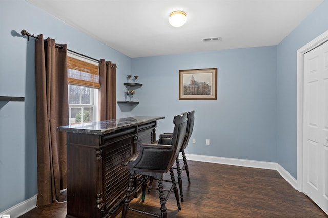 bar with dark wood-style floors, baseboards, and visible vents