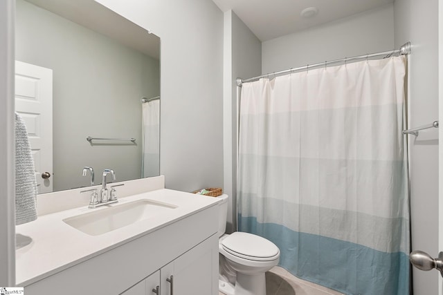 full bathroom featuring toilet, a shower with curtain, and vanity