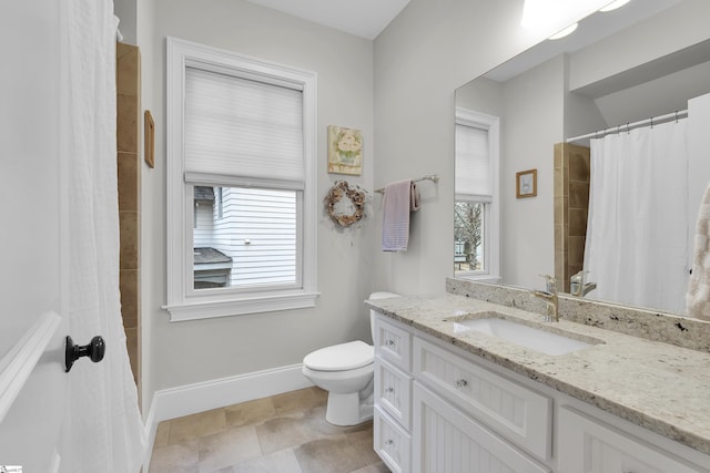 full bathroom with toilet, curtained shower, baseboards, and vanity