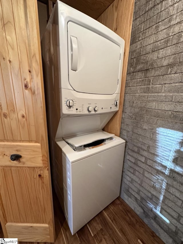 114 Pipe Line Ln, Cleveland, SC 29635 - laundry area with stacked washer / dryer and dark wood finished floors