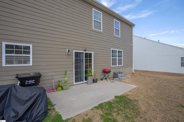 128 Lake Grove Rd, Simpsonville, SC 29681 - back of property with a patio