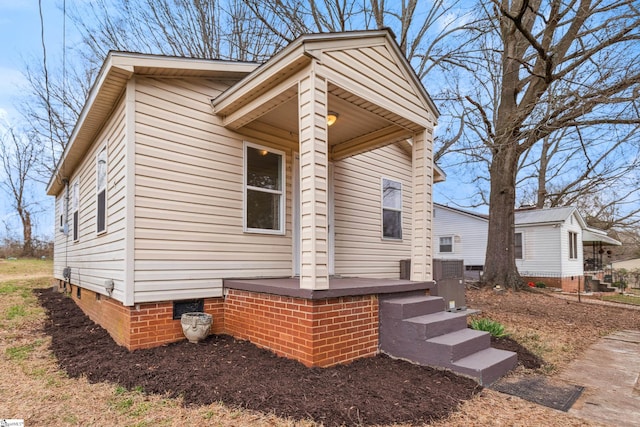 view of front of property featuring crawl space and covered porch