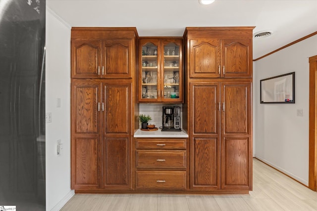 bar with ornamental molding, visible vents, decorative backsplash, and baseboards