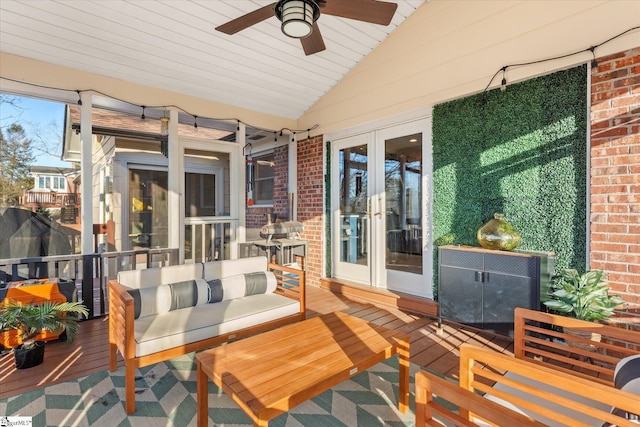 sunroom / solarium featuring a ceiling fan and vaulted ceiling