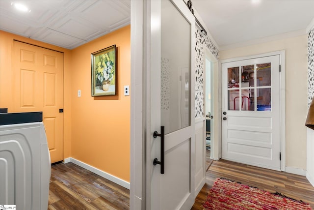 entryway featuring a barn door, baseboards, and dark wood-style flooring