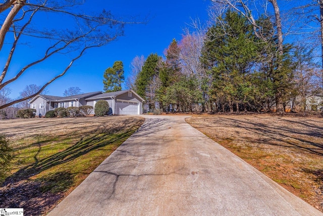 view of front facade with a garage and driveway