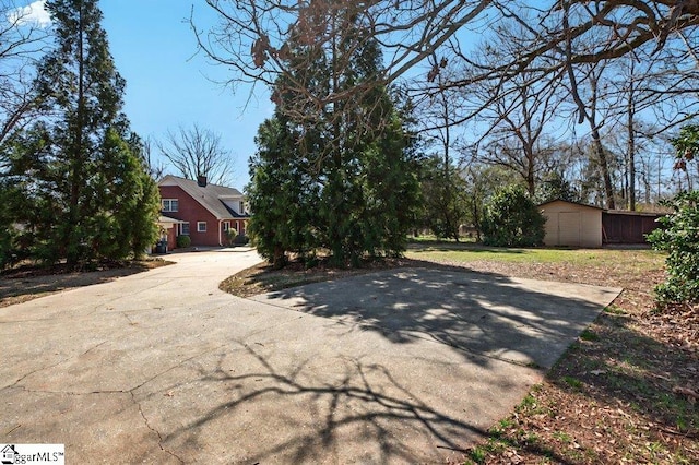 view of front of home featuring a storage shed and an outdoor structure