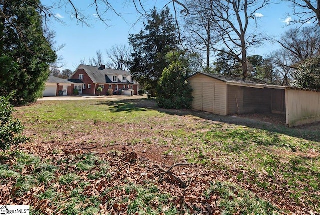 view of yard with an outdoor structure