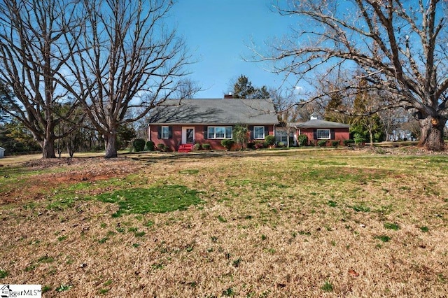 single story home with a front lawn