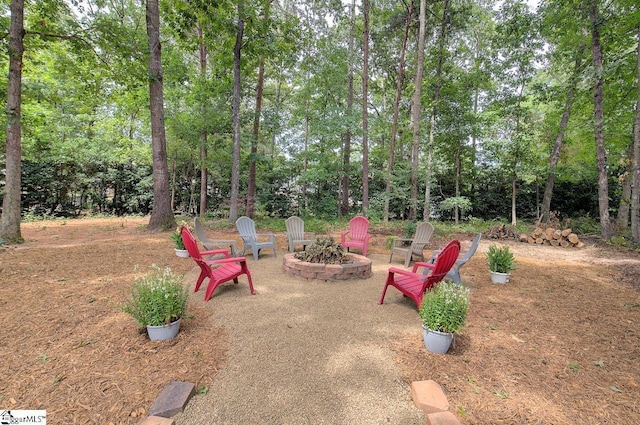 view of yard featuring an outdoor fire pit