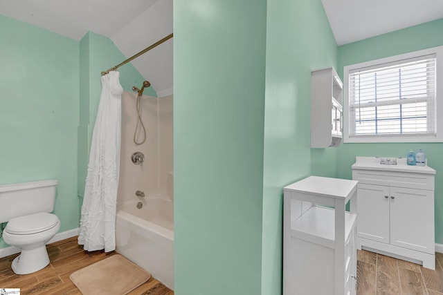 full bathroom with toilet, shower / bathtub combination with curtain, baseboards, and wood finished floors