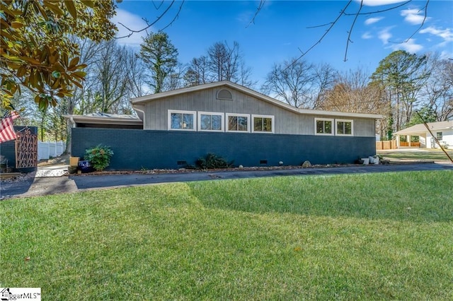 view of front of property with a front lawn and brick siding