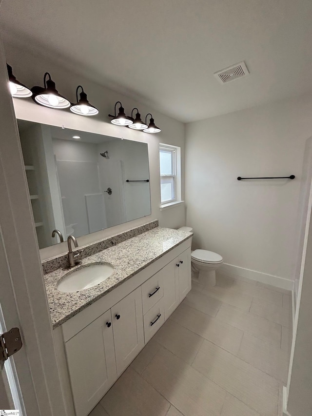 full bath featuring baseboards, visible vents, a shower, toilet, and vanity