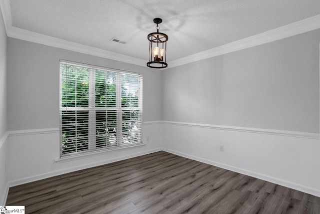 unfurnished room with dark wood-type flooring, crown molding, a notable chandelier, and a textured ceiling