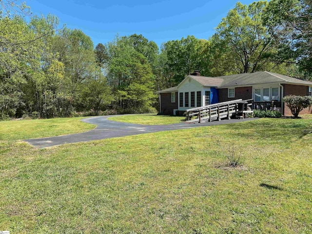 view of yard featuring driveway