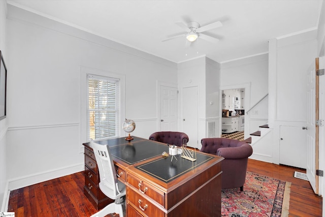 home office featuring dark wood-style floors, ceiling fan, visible vents, and crown molding