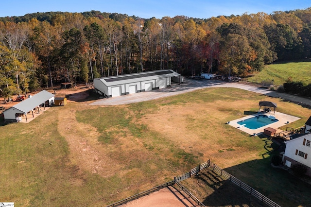 bird's eye view featuring a wooded view