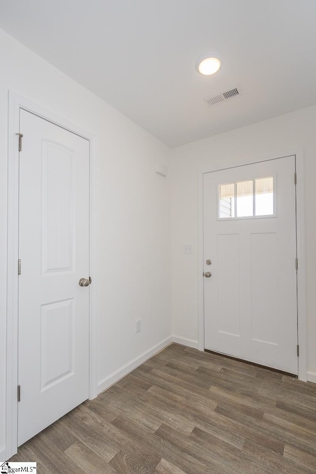 entryway featuring visible vents, baseboards, and wood finished floors