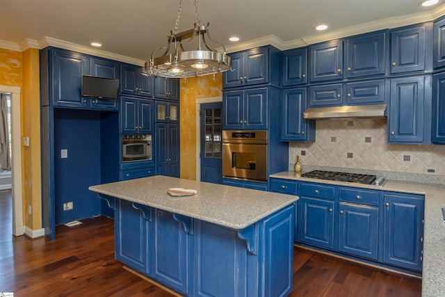 kitchen with pendant lighting, blue cabinetry, appliances with stainless steel finishes, under cabinet range hood, and a kitchen bar