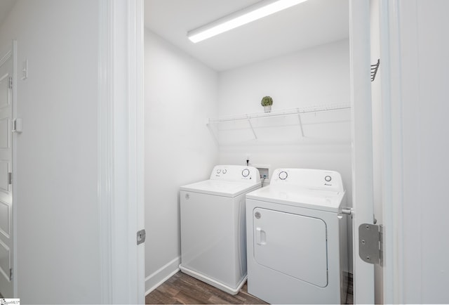 washroom featuring laundry area, baseboards, dark wood-style floors, and independent washer and dryer