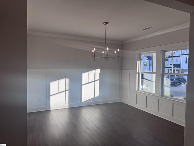 spare room with ornamental molding, visible vents, a decorative wall, and an inviting chandelier