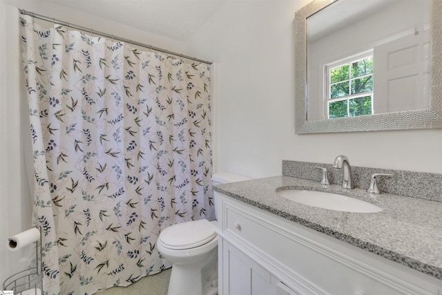 full bath with toilet, vanity, and a shower with curtain