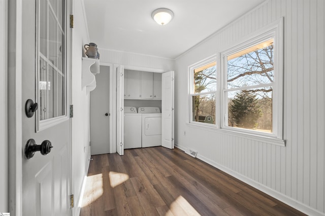 laundry room with dark wood-type flooring, visible vents, baseboards, cabinet space, and washing machine and clothes dryer