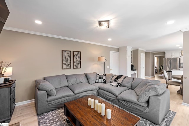 living area with light wood-style floors, recessed lighting, crown molding, and baseboards