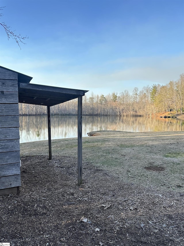 view of yard featuring a water view