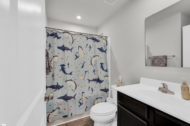 full bathroom with visible vents, toilet, a shower with curtain, vanity, and recessed lighting