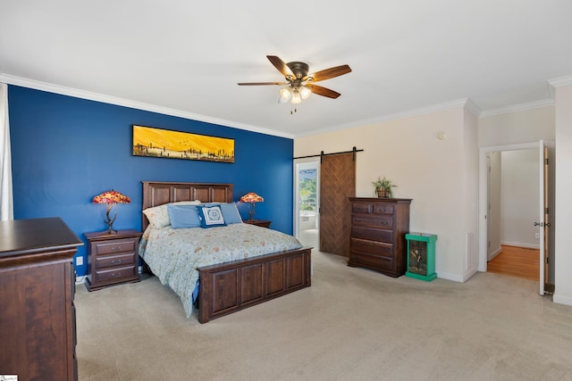 bedroom featuring light carpet, a barn door, baseboards, ceiling fan, and ornamental molding