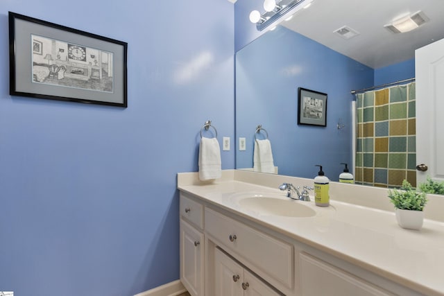 full bath featuring visible vents, vanity, and a shower with shower curtain