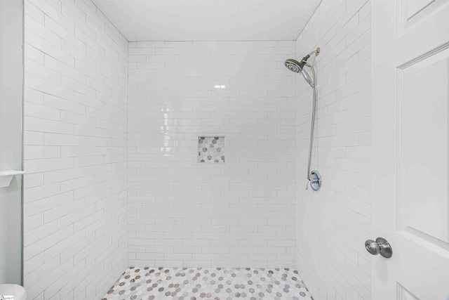 bathroom featuring a tile shower