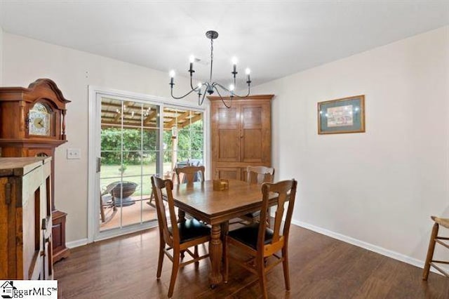 dining room with a notable chandelier, dark wood-style flooring, and baseboards