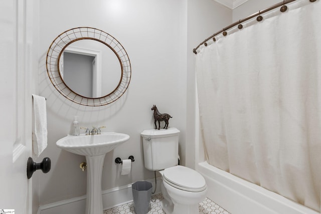 full bathroom with shower / bath combination with curtain, toilet, and baseboards