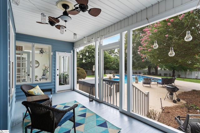 sunroom with ceiling fan