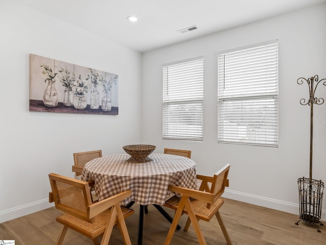 dining area with light wood finished floors, baseboards, visible vents, and recessed lighting