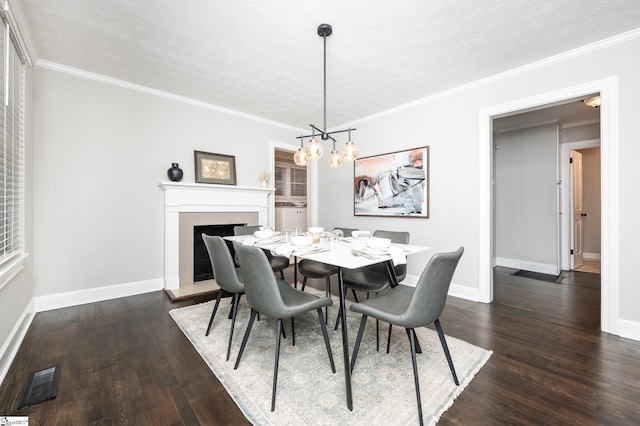 dining area featuring ornamental molding, dark wood finished floors, visible vents, and baseboards