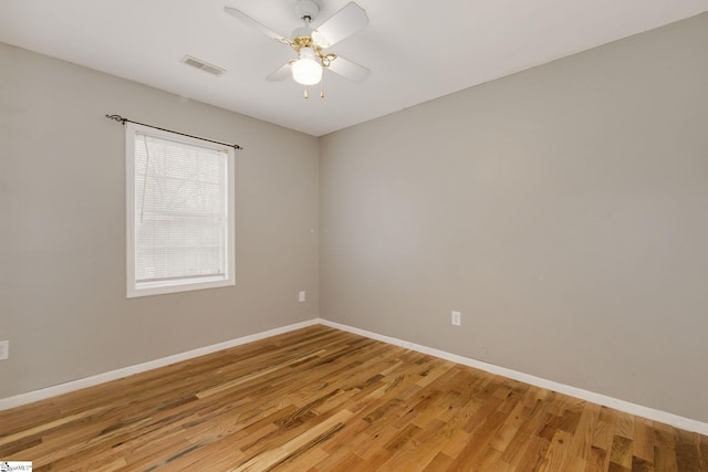 empty room featuring light wood-style floors, baseboards, visible vents, and ceiling fan