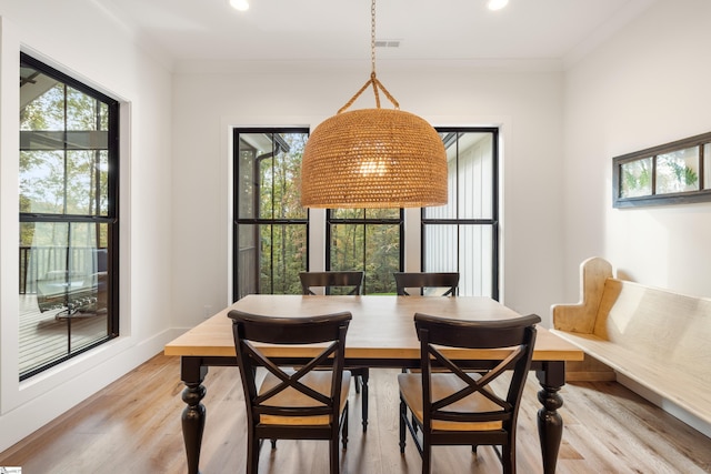 dining area featuring light wood-style floors, visible vents, crown molding, and recessed lighting