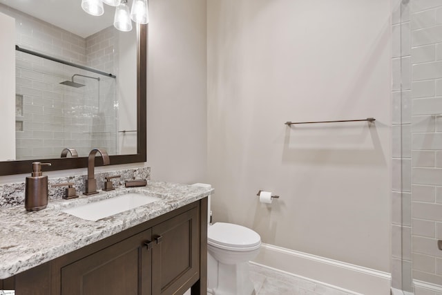 full bathroom featuring baseboards, tiled shower, toilet, tile patterned flooring, and vanity