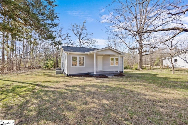 view of front facade featuring a porch and a front lawn