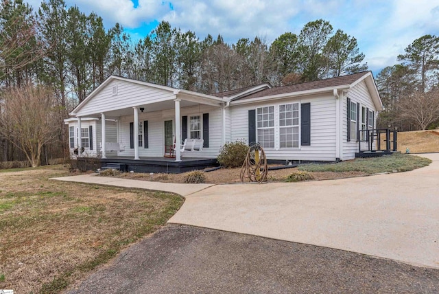 single story home featuring a front lawn and a porch