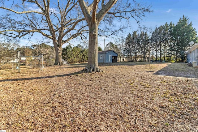 view of yard featuring an outdoor structure