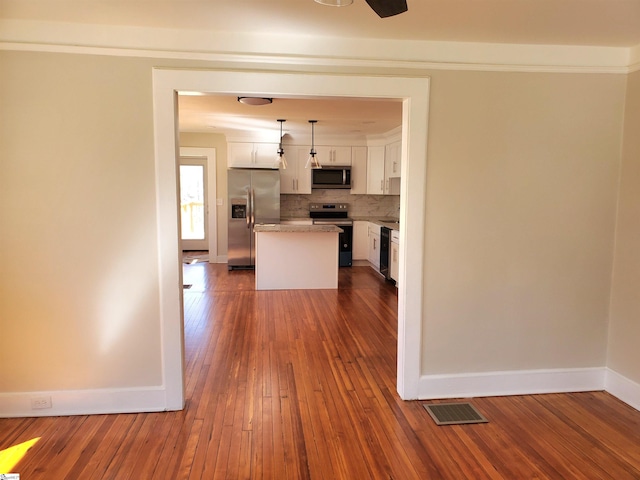 kitchen featuring visible vents, decorative backsplash, baseboards, appliances with stainless steel finishes, and white cabinetry