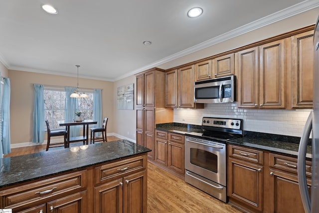 kitchen with brown cabinetry, ornamental molding, stainless steel appliances, light wood-style floors, and backsplash