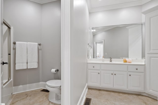 full bath featuring baseboards, visible vents, toilet, crown molding, and vanity