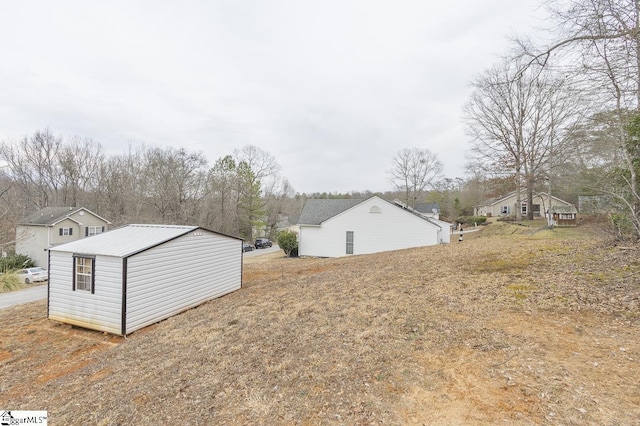 view of yard with an outdoor structure