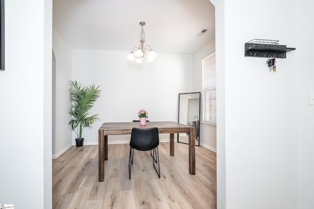 home office featuring light wood-type flooring, an inviting chandelier, baseboards, and visible vents