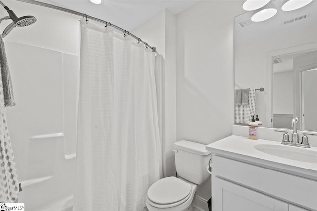 full bathroom with curtained shower, visible vents, vanity, and toilet